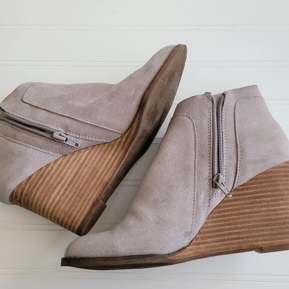 Lucky Brand Boots Size 8 Light Gray Yabba Ankle Booties Cut Out Side Zip Wedge - Picture 12 of 16